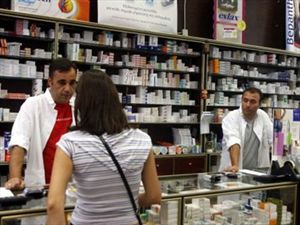 Ουρές στα φαρμακεία του ΕΟΠΥΥ για τα φάρμακα υψηλού κόστους - Φωτογραφία 1