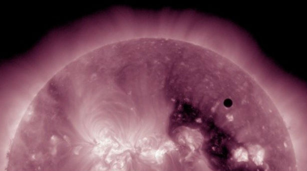 ΔΕΙΤΕ: Εικόνες από το σπάνιο αστρονομικό φαινόμενο της Αφροδίτης ανάμεσα στον Ήλιο και τη Γη! - Φωτογραφία 1