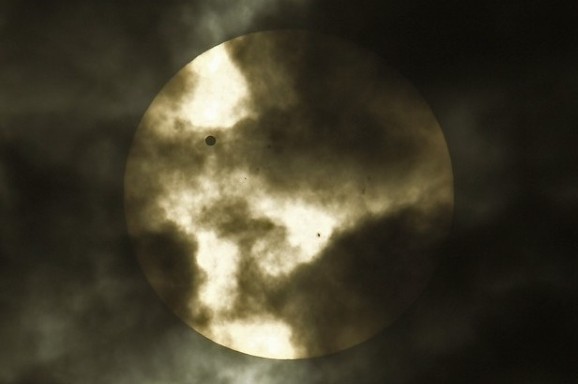ΔΕΙΤΕ: Εικόνες από το σπάνιο αστρονομικό φαινόμενο της Αφροδίτης ανάμεσα στον Ήλιο και τη Γη! - Φωτογραφία 10