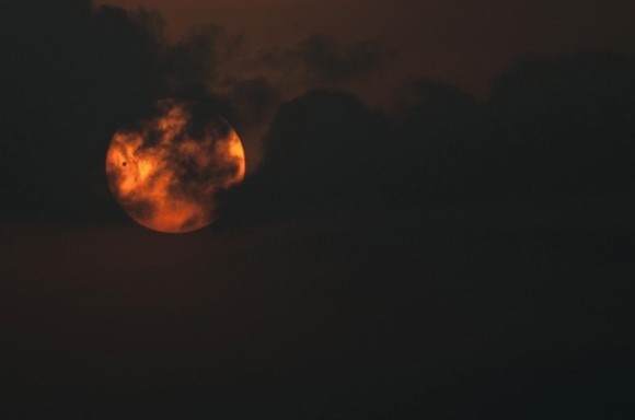 ΔΕΙΤΕ: Εικόνες από το σπάνιο αστρονομικό φαινόμενο της Αφροδίτης ανάμεσα στον Ήλιο και τη Γη! - Φωτογραφία 11