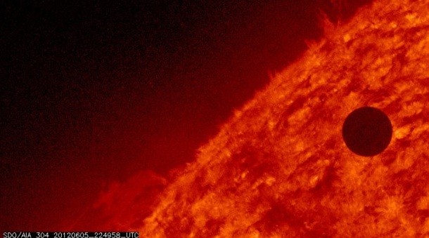 ΔΕΙΤΕ: Εικόνες από το σπάνιο αστρονομικό φαινόμενο της Αφροδίτης ανάμεσα στον Ήλιο και τη Γη! - Φωτογραφία 2