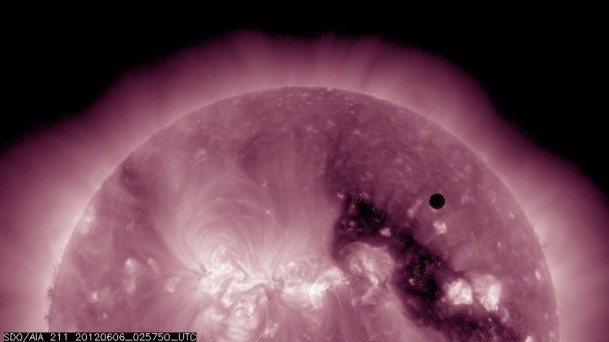 ΔΕΙΤΕ: Εικόνες από το σπάνιο αστρονομικό φαινόμενο της Αφροδίτης ανάμεσα στον Ήλιο και τη Γη! - Φωτογραφία 5