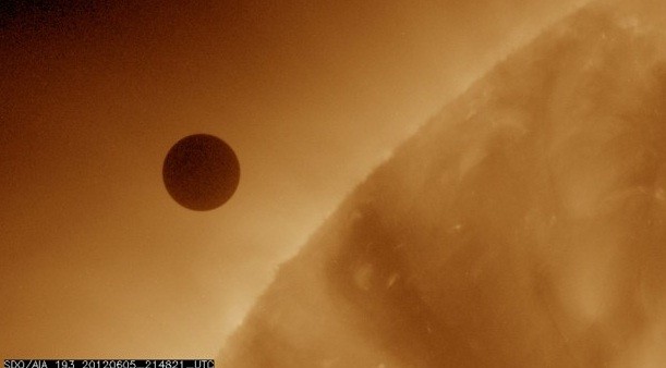 ΔΕΙΤΕ: Εικόνες από το σπάνιο αστρονομικό φαινόμενο της Αφροδίτης ανάμεσα στον Ήλιο και τη Γη! - Φωτογραφία 6