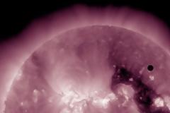 ΔΕΙΤΕ: Εικόνες από το σπάνιο αστρονομικό φαινόμενο της Αφροδίτης ανάμεσα στον Ήλιο και τη Γη!