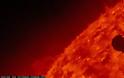 ΔΕΙΤΕ: Εικόνες από το σπάνιο αστρονομικό φαινόμενο της Αφροδίτης ανάμεσα στον Ήλιο και τη Γη! - Φωτογραφία 2