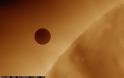 ΔΕΙΤΕ: Εικόνες από το σπάνιο αστρονομικό φαινόμενο της Αφροδίτης ανάμεσα στον Ήλιο και τη Γη! - Φωτογραφία 6