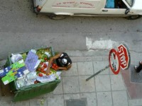 Το ψωμί ψωμάκι:Συγκλονίζει η φωτογραφία της Ελλάδας του 2012! - Φωτογραφία 1