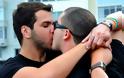 ΣΥΡΙΖΑ: Δικαίωμα στην οικογένεια και για τους ομοφυλόφιλους