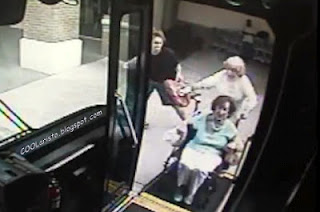 Απίστευτο Βίντεο: Λευκό σκουπίδι ρίχνει κάτω από το καροτσάκι ανάπηρη γυναίκα για να της κλέψει την τσάντα!!! - Φωτογραφία 1