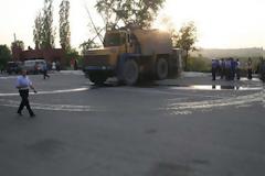 Τι θα συμβεί αν ένα φορτηγό με χαλίκια χυθεί πάνω σε αυτοκίνητο;