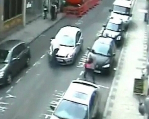 VIDEO: Οδηγός έκανε... βόλτα με έναν πεζό στο καπό! - Φωτογραφία 1