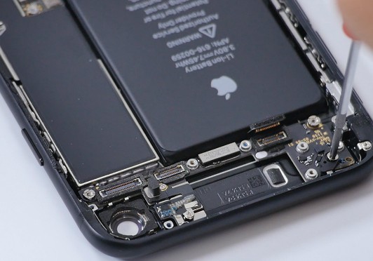 Apple: Σκέφτεται να επιστρέψει τα χρήματα σε όσους αγόρασαν μπαταρίες πριν την έκπτωση - Φωτογραφία 1