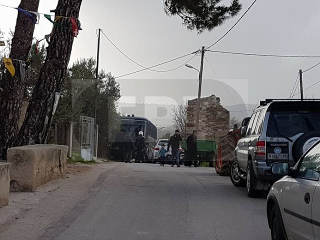 Ανακωχή αστυνομίας με τους κατοίκους της Χίου μέχρι τη δικαστική απόφαση για τους οικίσκους στο hotspot της  ΒΙΑΛ [Εικόνες] - Φωτογραφία 4