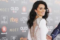 Πενέλοπε Κρουζ: Φλογερή Σπανιόλα με Versace στο πλευρό του Μπαρδέμ