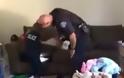 Κοριτσάκι 4 ετών κάλεσε την αστυνομία για να ελέγξει αν υπάρχουν τέρατα κάτω από το... [photo+video] - Φωτογραφία 4