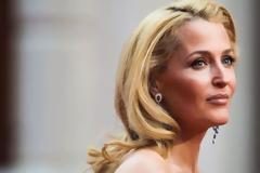 Η 49χρονη Gillian Anderson ποζάρει γυμνή για καλό σκοπό!