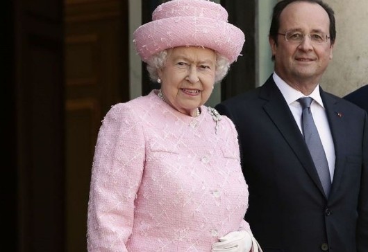 Βασίλισσα Ελισάβετ: Τι κάνει πάντα όταν μπαίνει σε ένα δωμάτιο; - Φωτογραφία 1