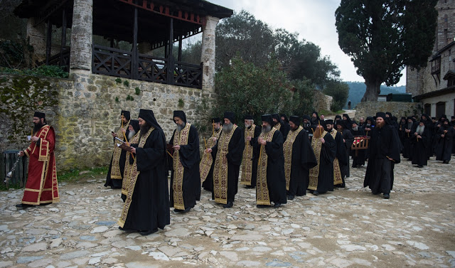 10213 - Η Εξόδιος ακολουθία και η ταφή του Ιερομονάχου Κυρίλλου Χιλιανδαρινού (1935 - 6 Φεβρουαρίου 2018) - Φωτογραφία 24