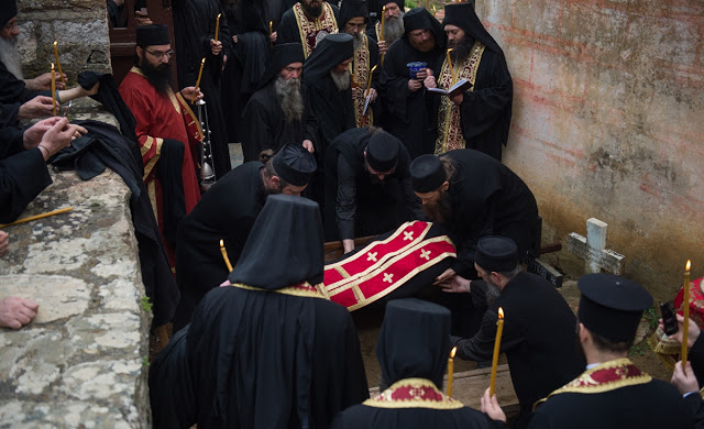 10213 - Η Εξόδιος ακολουθία και η ταφή του Ιερομονάχου Κυρίλλου Χιλιανδαρινού (1935 - 6 Φεβρουαρίου 2018) - Φωτογραφία 29