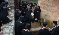 10213 - Η Εξόδιος ακολουθία και η ταφή του Ιερομονάχου Κυρίλλου Χιλιανδαρινού (1935 - 6 Φεβρουαρίου 2018) - Φωτογραφία 3