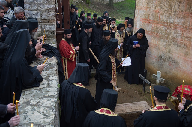 10213 - Η Εξόδιος ακολουθία και η ταφή του Ιερομονάχου Κυρίλλου Χιλιανδαρινού (1935 - 6 Φεβρουαρίου 2018) - Φωτογραφία 30