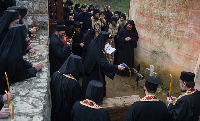10213 - Η Εξόδιος ακολουθία και η ταφή του Ιερομονάχου Κυρίλλου Χιλιανδαρινού (1935 - 6 Φεβρουαρίου 2018) - Φωτογραφία 31