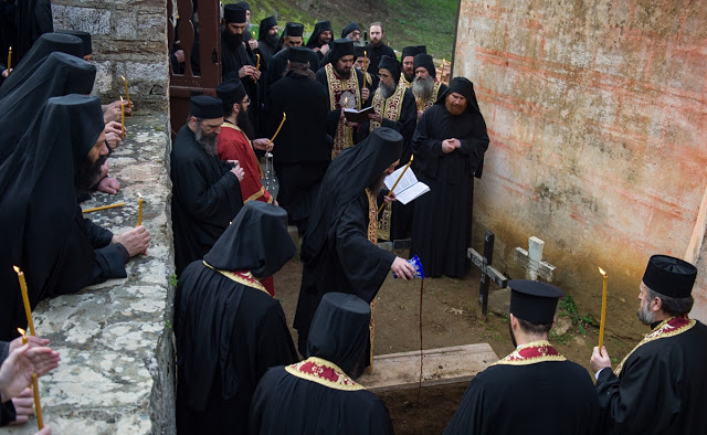 10213 - Η Εξόδιος ακολουθία και η ταφή του Ιερομονάχου Κυρίλλου Χιλιανδαρινού (1935 - 6 Φεβρουαρίου 2018) - Φωτογραφία 32