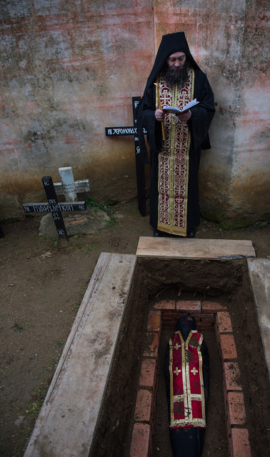 10213 - Η Εξόδιος ακολουθία και η ταφή του Ιερομονάχου Κυρίλλου Χιλιανδαρινού (1935 - 6 Φεβρουαρίου 2018) - Φωτογραφία 34