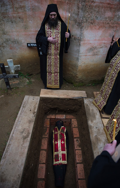 10213 - Η Εξόδιος ακολουθία και η ταφή του Ιερομονάχου Κυρίλλου Χιλιανδαρινού (1935 - 6 Φεβρουαρίου 2018) - Φωτογραφία 39