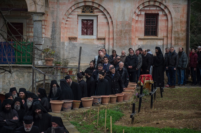 10213 - Η Εξόδιος ακολουθία και η ταφή του Ιερομονάχου Κυρίλλου Χιλιανδαρινού (1935 - 6 Φεβρουαρίου 2018) - Φωτογραφία 40