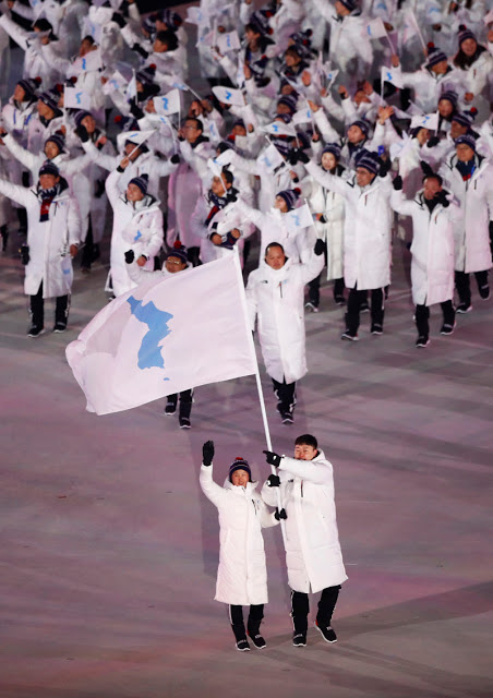 Ιστορική στιγμή: Οι αθλητές της Βόρειας και της Νότιας Κορέας παρελαύνουν υπό μία σημαία - Φωτογραφία 2