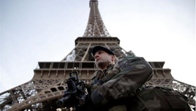 Γαλλία: «Δώρο» 295 δισ. στον στρατό από τον Μακρόν - Φωτογραφία 1