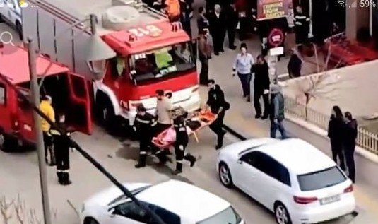 Αυτοκίνητο μπήκε μέσα σε σούπερ μάρκετ στην Χαλκιδική - Μια τραυματίας - Φωτογραφία 1