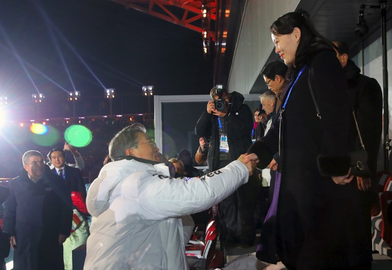 Φωτογραφία για «Νόμπελ Ειρήνης»: Η αδερφή του Κιμ Γιονγκ Ουν χαιρετά τον πρόεδρο της Νότιας Κορέας - Φωτογραφία 2
