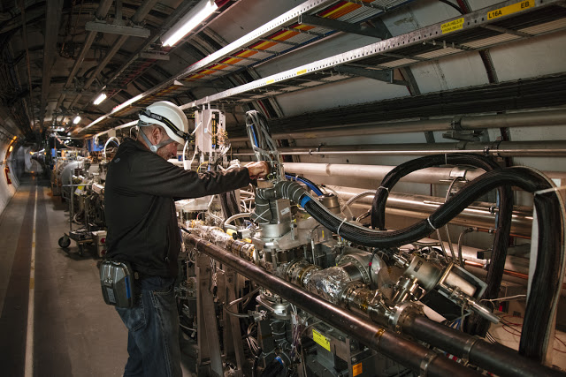 CERN: Στα πρωτόνια μπορεί να κρύβονται παράξενες περιττού αριθμού ενώσεις γλοιονίων - Φωτογραφία 1