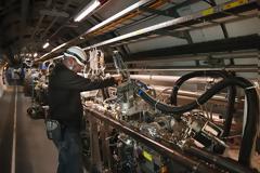CERN: Στα πρωτόνια μπορεί να κρύβονται παράξενες περιττού αριθμού ενώσεις γλοιονίων