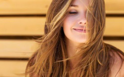 6 συνήθειες που κάνουν τα μαλλιά σου πιο λιπαρά - Φωτογραφία 1