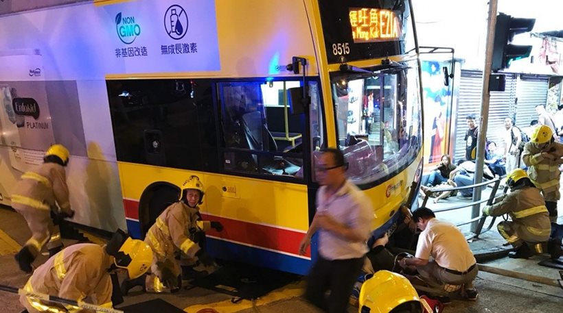 Χονγκ Κονγκ: Ανετράπη διώροφο λεωφορείο - Φωτογραφία 1
