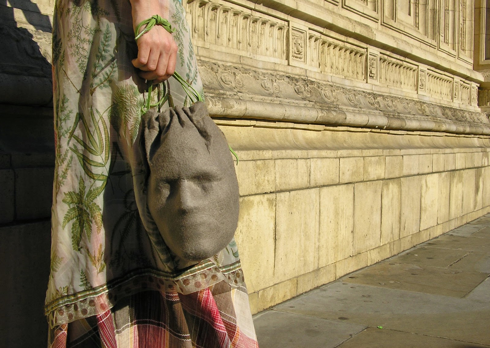 ΤΡΟΜΑΚΤΙΚΟ: Γιατί κουβαλάει τσάντα - ανθρώπινο κεφάλι; [photos] - Φωτογραφία 1