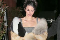 H Kendall Jenner μας αποδεικνύει πως τα 90s είναι το πιο hot fashion trend