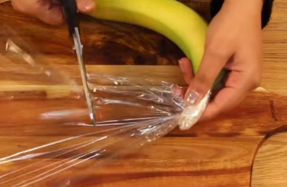 Το κόλπο για να μην μαυρίζουν οι μπανάνες [video] - Φωτογραφία 1