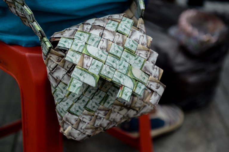 Στη Βενεζουέλα πλέκουν... καλάθια με χαρτονομίσματα λόγω της υποτίμησης - Φωτογραφία 2