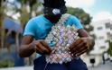 Στη Βενεζουέλα πλέκουν... καλάθια με χαρτονομίσματα λόγω της υποτίμησης