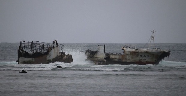 Εγκαταλελειμμένο σκάφος έσπασε στα δύο εν μέσω τυφώνα - Φωτογραφία 1