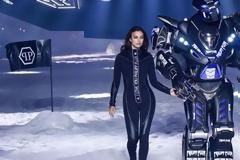 H εμφάνιση της Irina Shayk με ρομπότ στο ανατρεπτικό fashion show του Philipp Plein! #mystylerocks#fashionista #fashionstyle #fashionable #trend #trendy