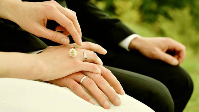 Όσοι παντρεύονται του Αγίου Βαλεντίνου, είναι πιθανότερο να χωρίσουν - Φωτογραφία 1