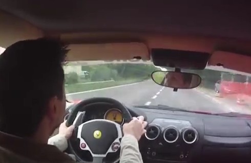 Απίστευτος! Δείτε πως απέφυγε την σύγκρουση ο οδηγός αυτής της F430 Ferrari...  [video] - Φωτογραφία 1