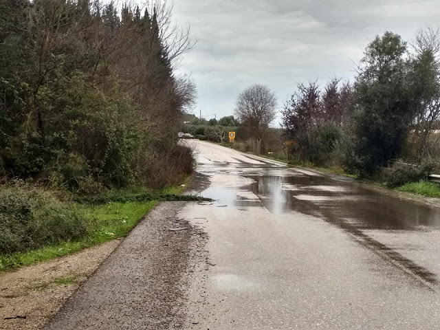 Στην Εθνική οδό Αμφιλοχίας -Βόνιτσας κοντά στο Δρυμό, ο δρόμος έγινε ποτάμι!! (ΦΩΤΟ) - Φωτογραφία 2