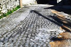 Σε κακή κατάσταση το πλακόστρωτο στο Ιστορικό Κέντρο της ΒΟΝΙΤΣΑΣ (ΦΩΤΟ)