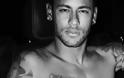 Ο Βραζιλιάνος σταρ του ποδοσφαίρου Neymar ποζάρει γυμνός για τον Mario Testino!